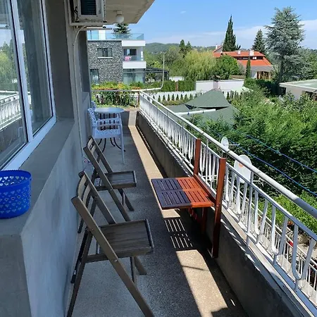 във артемида Apartment