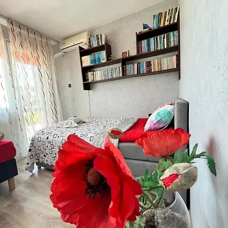 Apartment във артемида