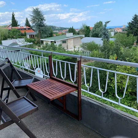 Apartment във артемида